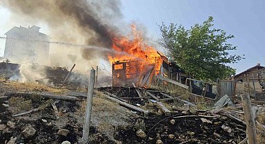 Malatya'da araç ve baraka yangını