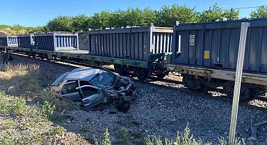 Malatya'da yük treni hemzemin geçitte otomobile çarptı: 5 yaralı