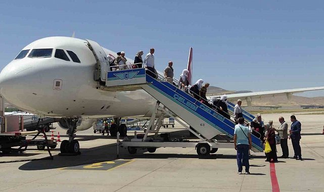 Malatyalı hacıların yurda dönüşü başladı