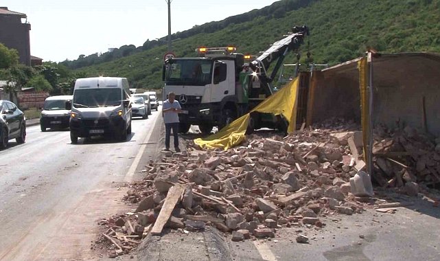 Maltepe'de hafriyat kamyonu devrildi, yol trafiğe kapandı