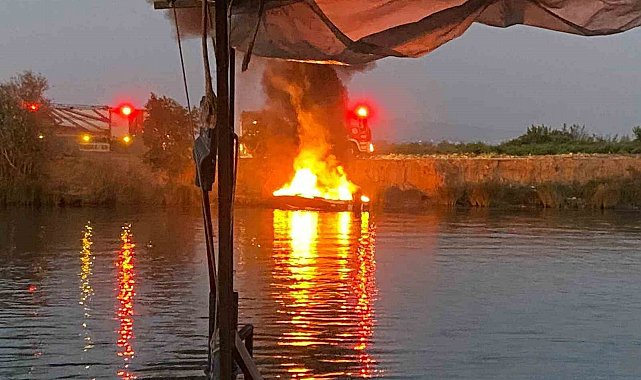 Manavgat Irmağı'nda fiber balıkçı teknesi alev alev yandı