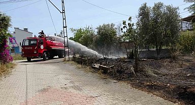 Manavgat'ta araçtan atılan sigara bahçede yangın çıkardı