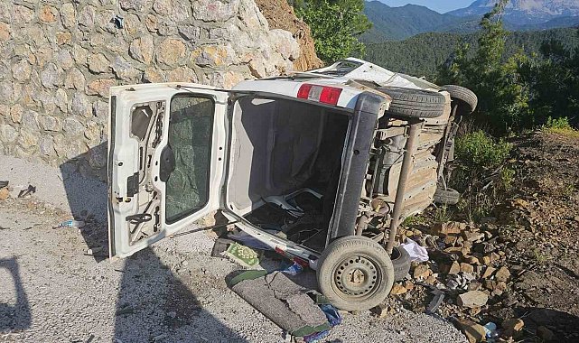 Manavgat'ta hafif ticari araç devrildi, sürücü ağır yaralandı