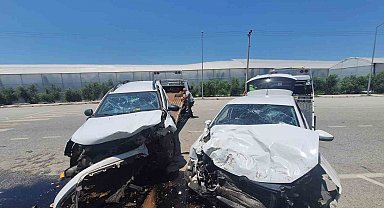 Manavgat'ta iki araç kafa kafaya çarpıştı: 4 yaralı