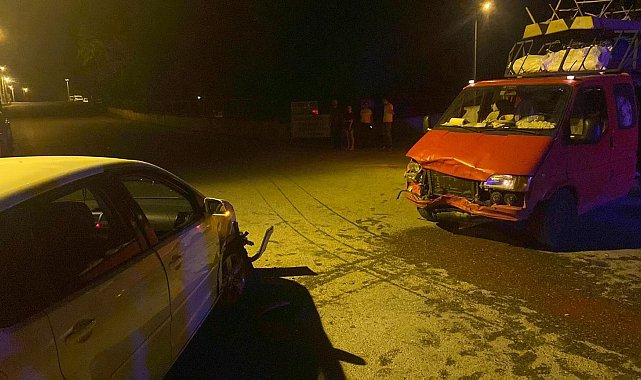 Manavgat'ta kamyonetle otomobil çarpıştı: 3 yaralı