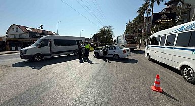 Manavgat'ta otomobil tur aracına çarptı: 5 yaralı