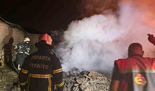 Mangal ateşinden çıkan kıvılcım otluk alana sıçradı