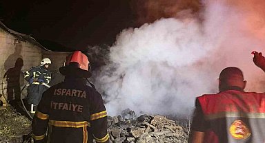 Mangal ateşinden çıkan kıvılcım otluk alana sıçradı