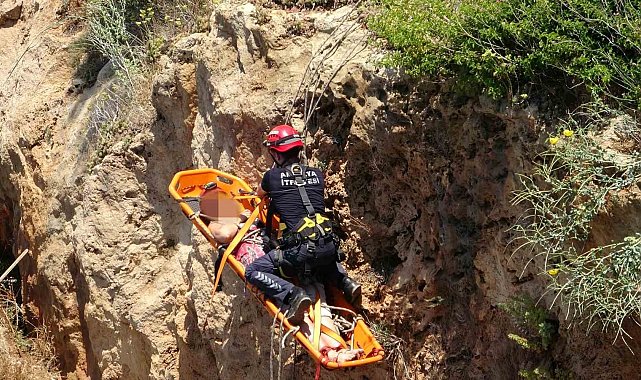 Manzara izlemek için falezlere inmek isteyen kadın turist ölümden döndü