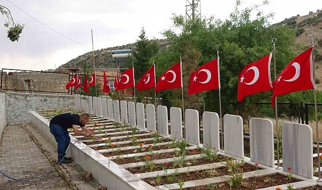 Mardin'de bayram öncesi şehit kabirlerine bakım yapıldı
