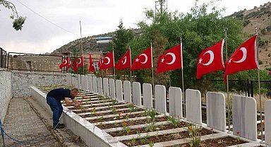 Mardin'de bayram öncesi şehit kabirlerine bakım yapıldı