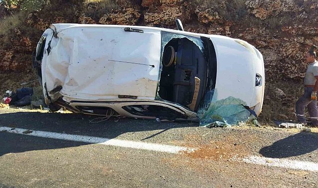 Mardin'de hafif ticari araç takla attı, 3 kişi yaralandı