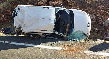 Mardin'de hafif ticari araç takla attı, 3 kişi yaralandı