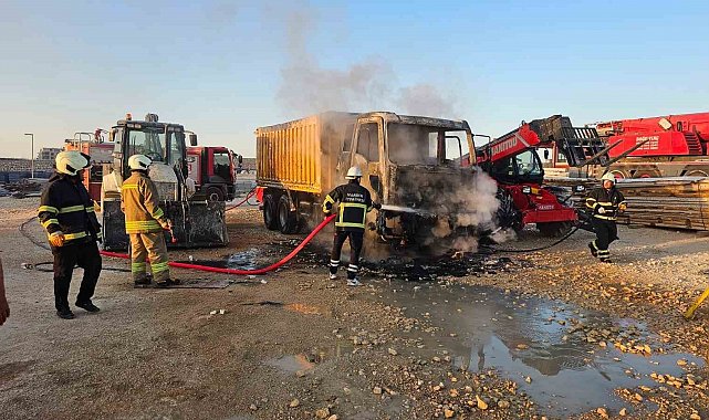 Mardin'de hafriyat kamyonu yangında kül oldu