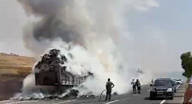 Mardin'de saman yüklü tır alev alev yandı
