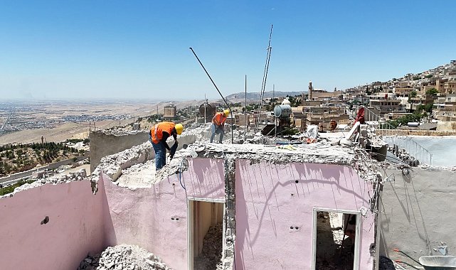 Mardin'de tarihi silueti bozan yapıların yıkımına devam ediliyor