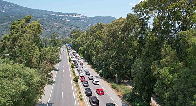 Marmaris-Gökova yolunda 7 kilometrelik araç kuyruğu havadan görüntülendi