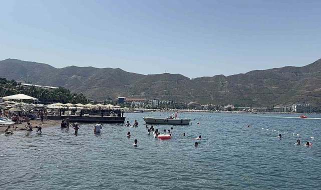 Marmaris'te bayram sıcaklığı: Tatilciler sahillere akın etti