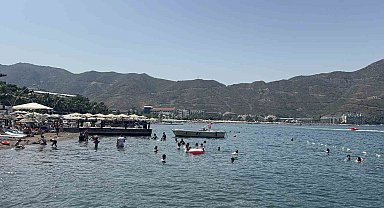 Marmaris'te bayram sıcaklığı: Tatilciler sahillere akın etti