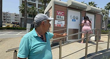 Marmaris'te mavi bayraklı halk plajında vatandaştan 'cankurtaran' ve 'soyunma kabini' tepkisi