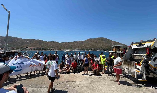 Marmarisli gönüllülerden koy temizliği