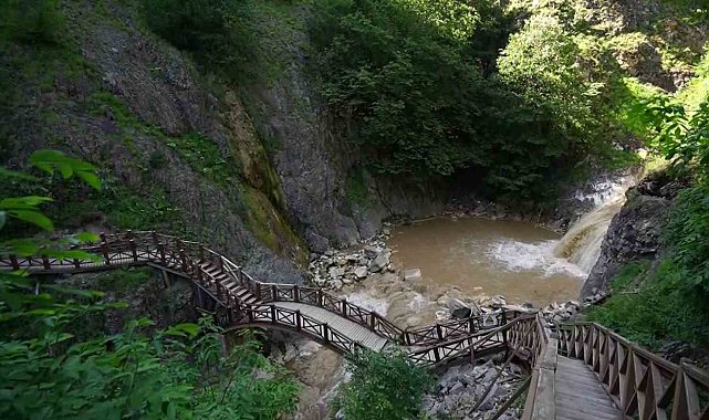 Mavi Göl'de turizm sezonu başlamadan bitti: Sodalı göl çamura döndü