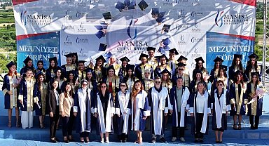 MCBÜ İletişim Fakülteli genç mezunlar hayata hazır