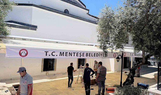 Menteşe Belediyesi'nden Kurşunlu Camii'ne gölgelik tente