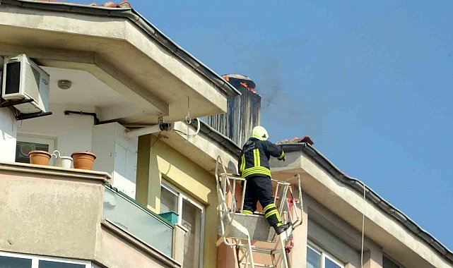 Menteşe'de apartman bacasında çıkan yangın paniğe neden oldu