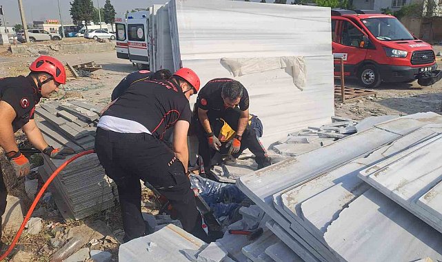 Mermer bloklar devrildi: 2 yaralı