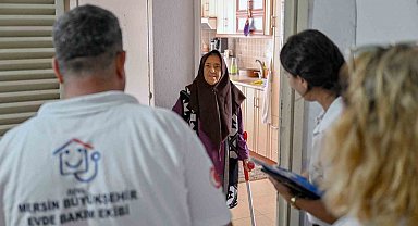 Mersin Büyükşehir Belediyesi, yaşlı vatandaşlara 'evlat sevgisi' ile destek oluyor