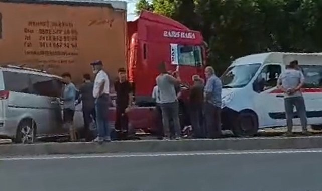 Mersin'de 3 aracın karıştığı kazada 2 kişi yaralandı