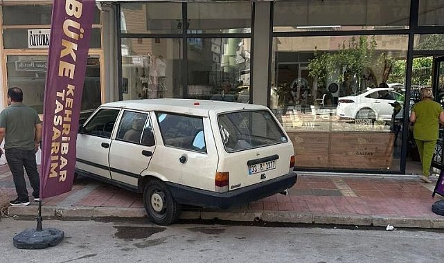 Mersin'de araçlar iş yerlerine daldı