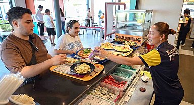Mersin'de bayramda sahil kafelerine yoğun ilgi