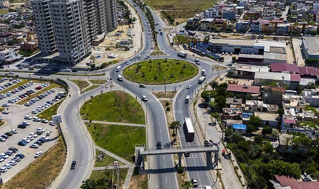 Mersin'de D-400 üzerindeki kavşaklara peyzaj düzenlemesi