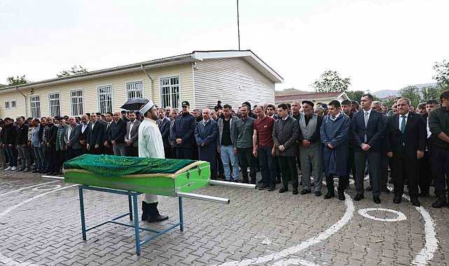Mersin'de denizde boğulan lise öğrencisi memleketi Çorum'da son yolculuğuna uğurlandı