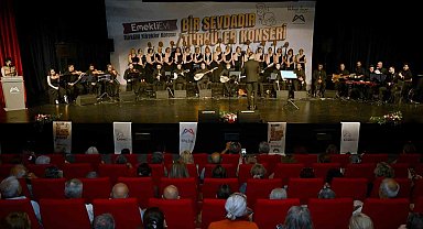 Mersin'de emekli korosundan duygu dolu türkü gecesi