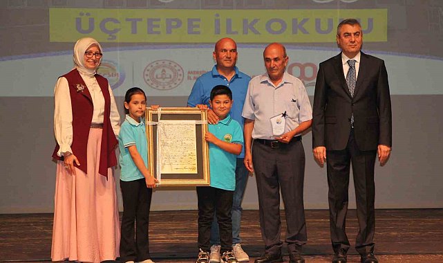 Mersin'de okul yaptıran hayırseverlere plaket takdim edildi