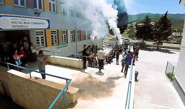 Meşale ve konfetilerle uğurlanan emektar öğretmenden duygulandıran öğütler