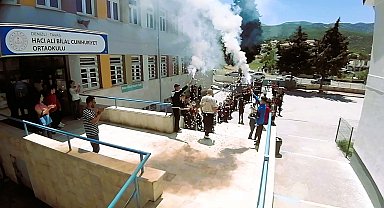 Meşale ve konfetilerle uğurlanan emektar öğretmenden duygulandıran öğütler