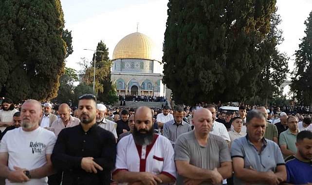 Mescid-i Aksa'da binlerce Müslüman bayram namazı kıldı