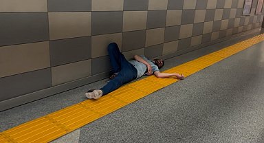 Metro istasyonunda sızıp kaldı;" Ben neredeyim, bırakın yatayım" dedi