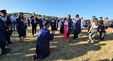 Mezuniyet töreninde sürpriz evlilik teklifi