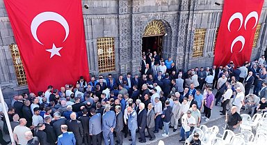 MHP'de bayramlaşma programına yoğun ilgi