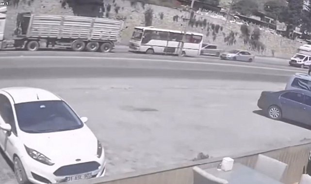 Midibüs, tırla çarpıştı: 2 yaralı