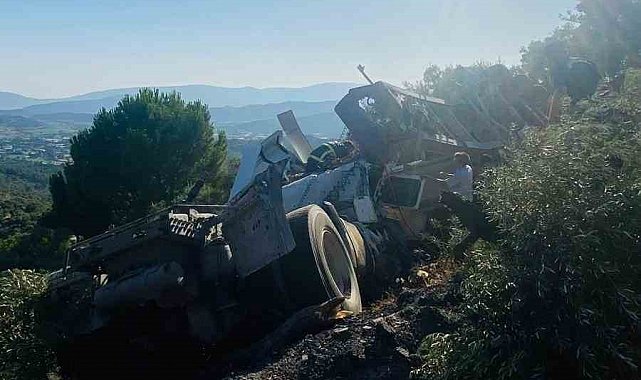 Milas'ta tır şarampole devrildi: sürücü ağır yaralandı