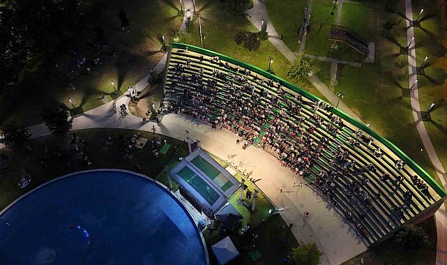 Millet Bahçesi'nde müzik dolu akşam: Şarkılara hep birlikte eşlik ettiler