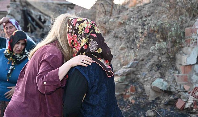 Milletvekili Ölmeztoprak'tan evi yangından etkilenen aileye ziyaret