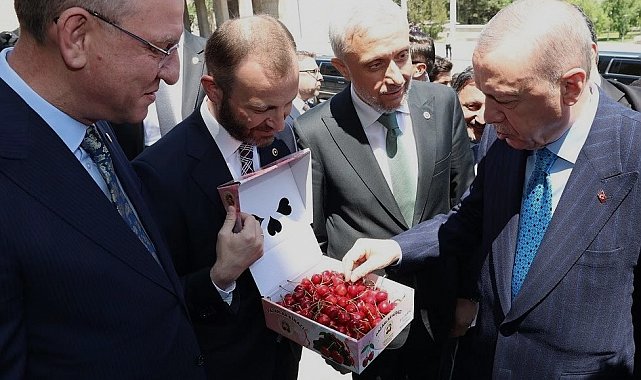 Milletvekillerinden Cumhurbaşkanı Erdoğan'a Kütahya kirazı ikramı