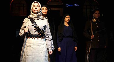 Milli mücadele kahramanı kadınların kıyafetlerini yeniden tasarlayıp defilede mankenlik yaptılar